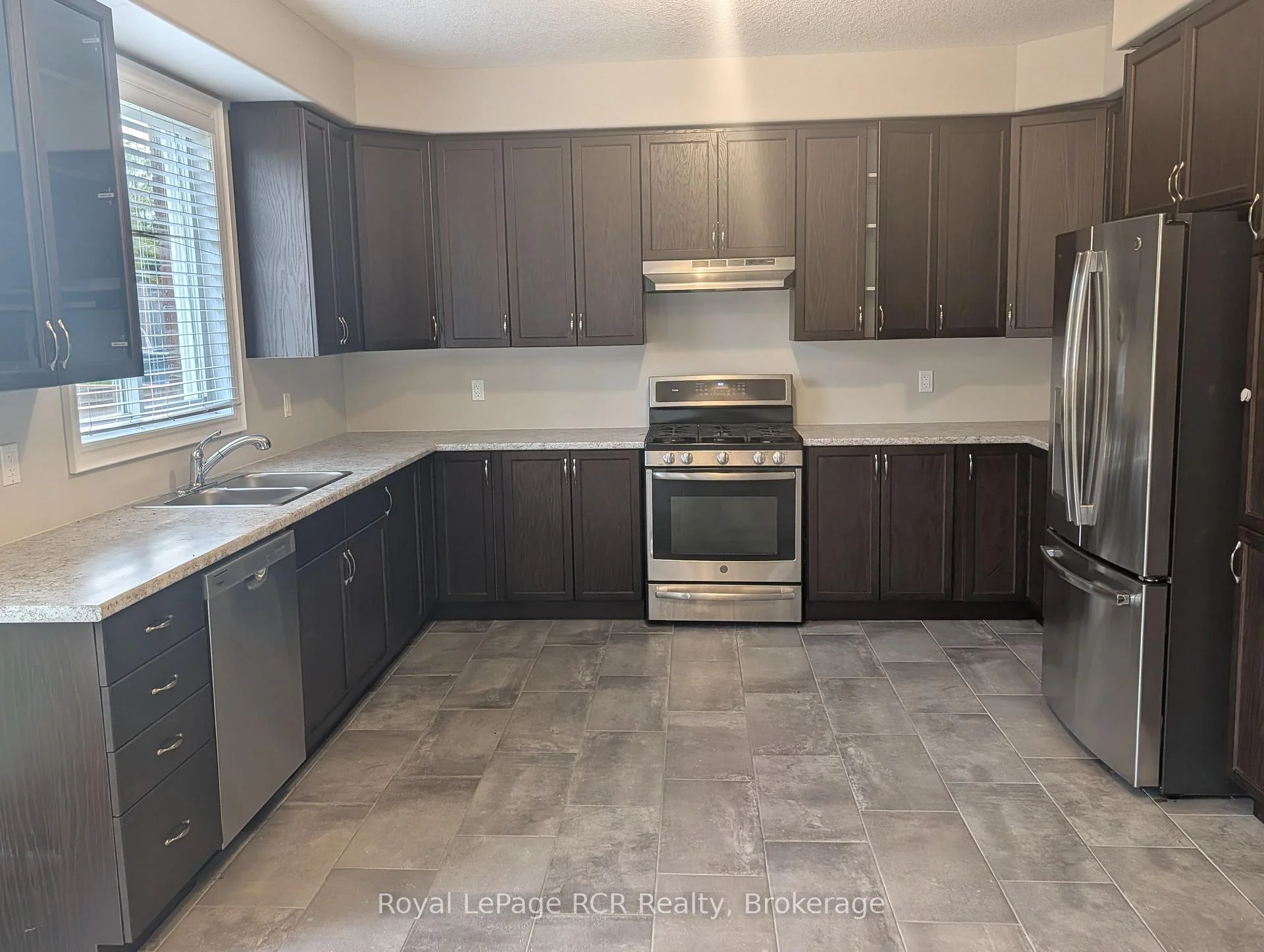 Photo 7 of 89 Lockerbie Crescent, Collingwood — HOMEH