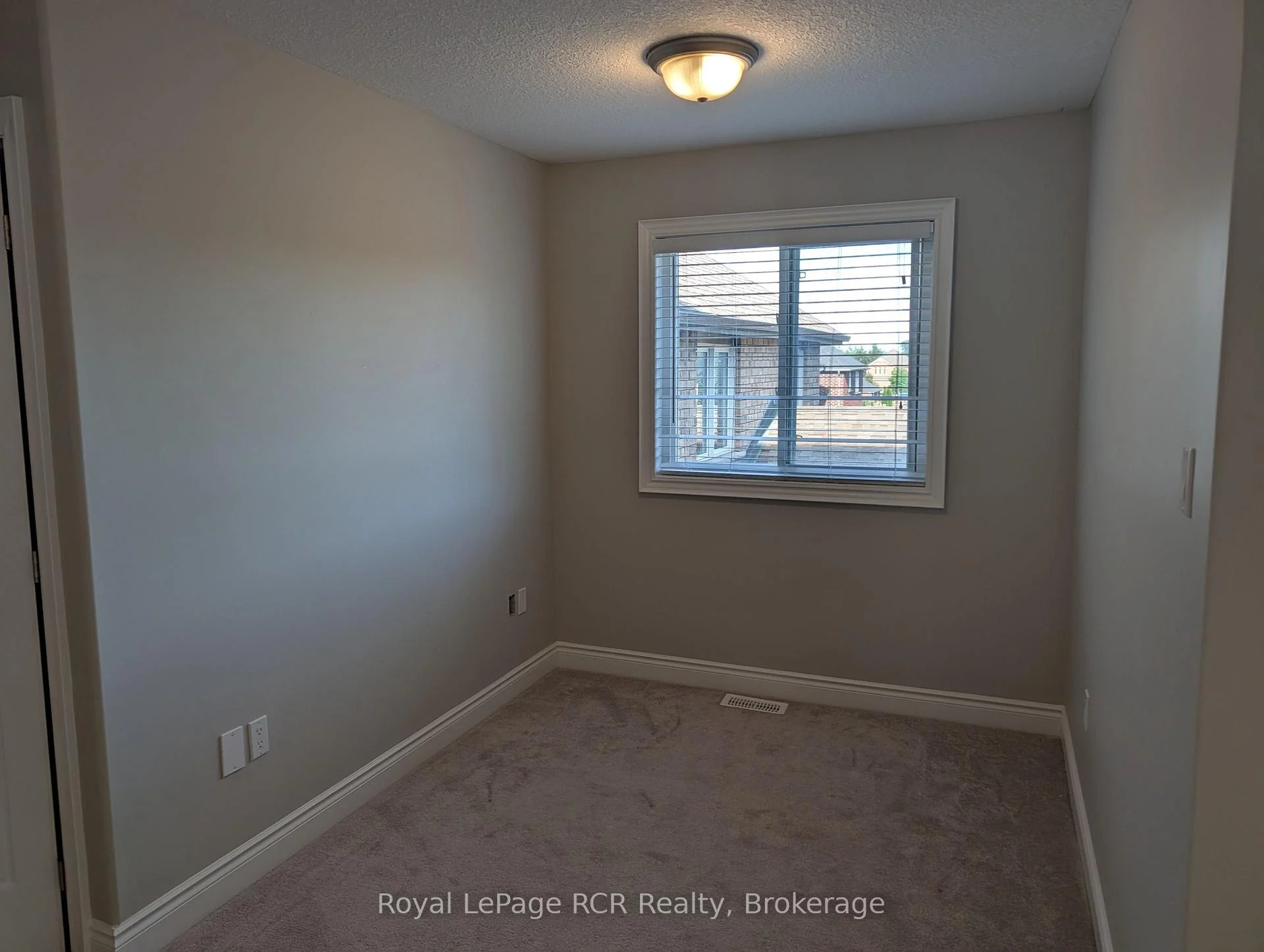 Photo 24 of 89 Lockerbie Crescent, Collingwood — HOMEH