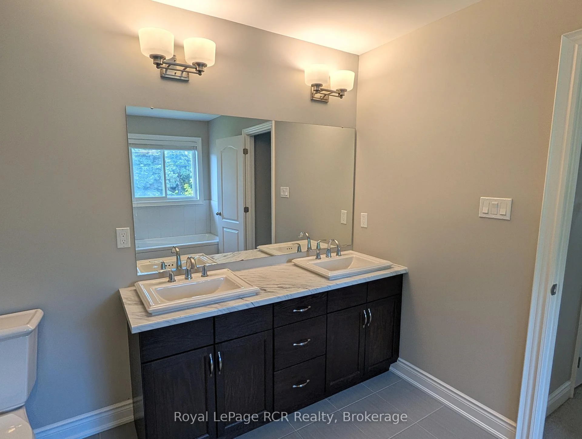 Photo 25 of 89 Lockerbie Crescent, Collingwood — HOMEH