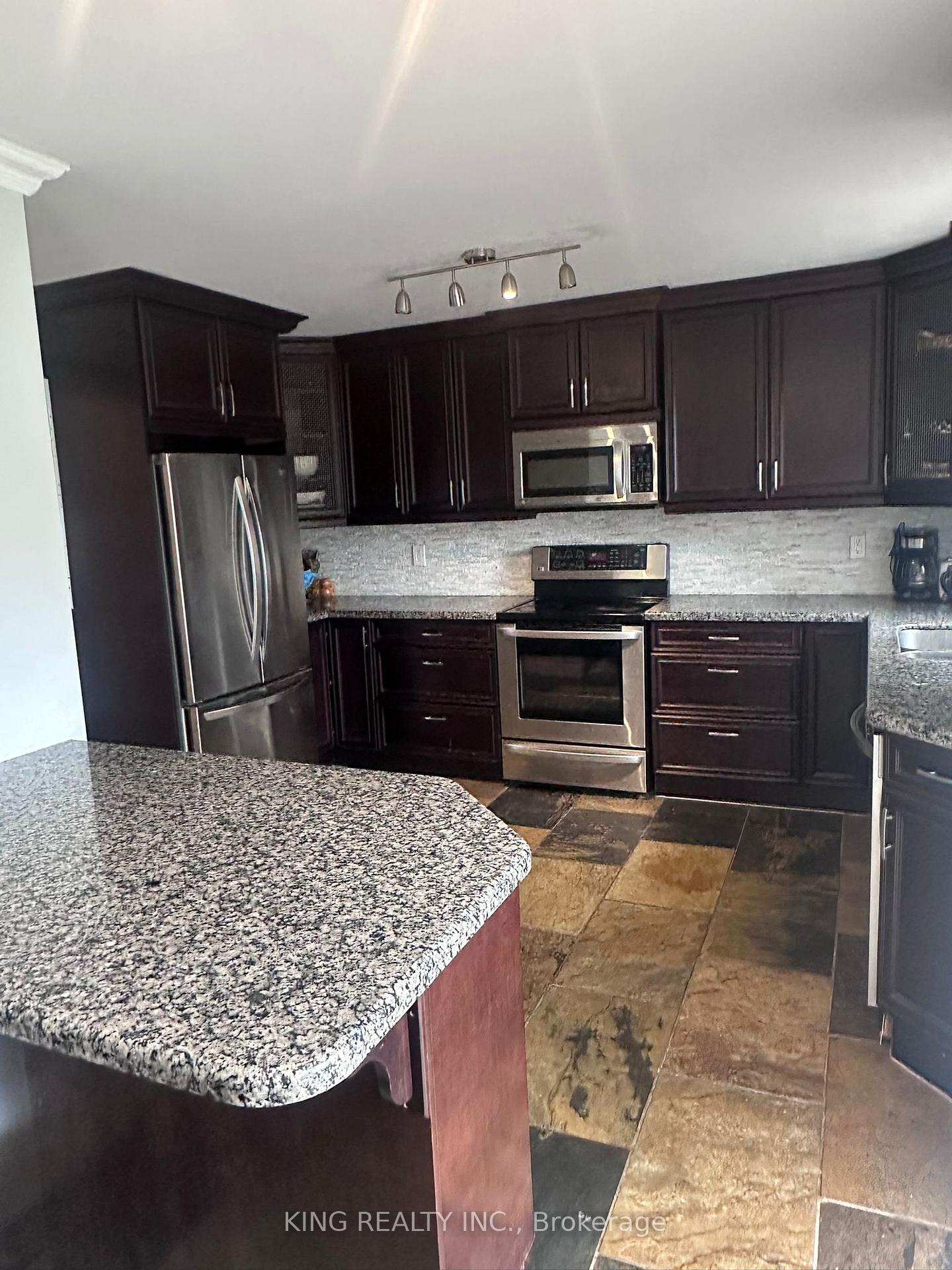 Photo 2 of 9 Whitehorn Crescent, Barrie, Holly — HOMEH