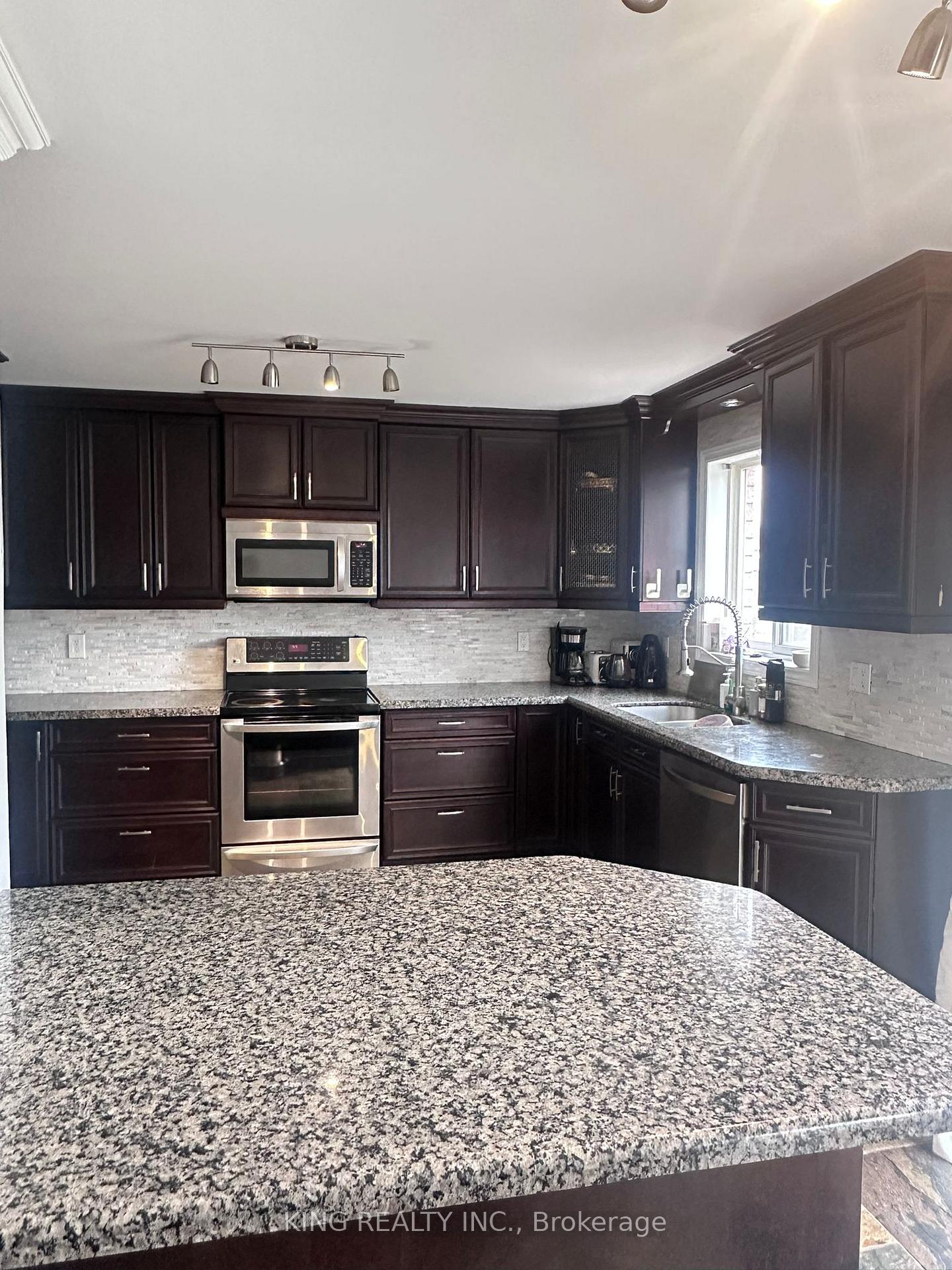 Photo 3 of 9 Whitehorn Crescent, Barrie, Holly — HOMEH