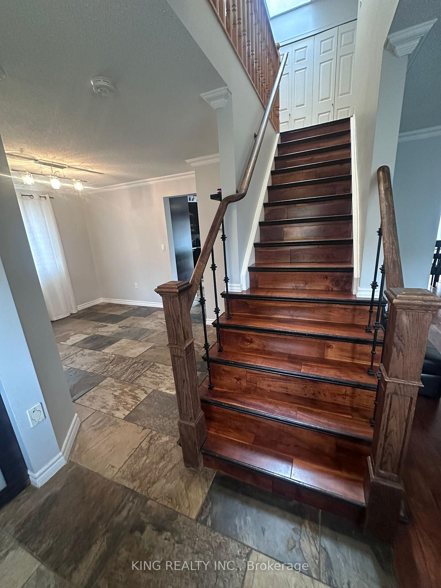 Photo 10 of 9 Whitehorn Crescent, Barrie, Holly — HOMEH