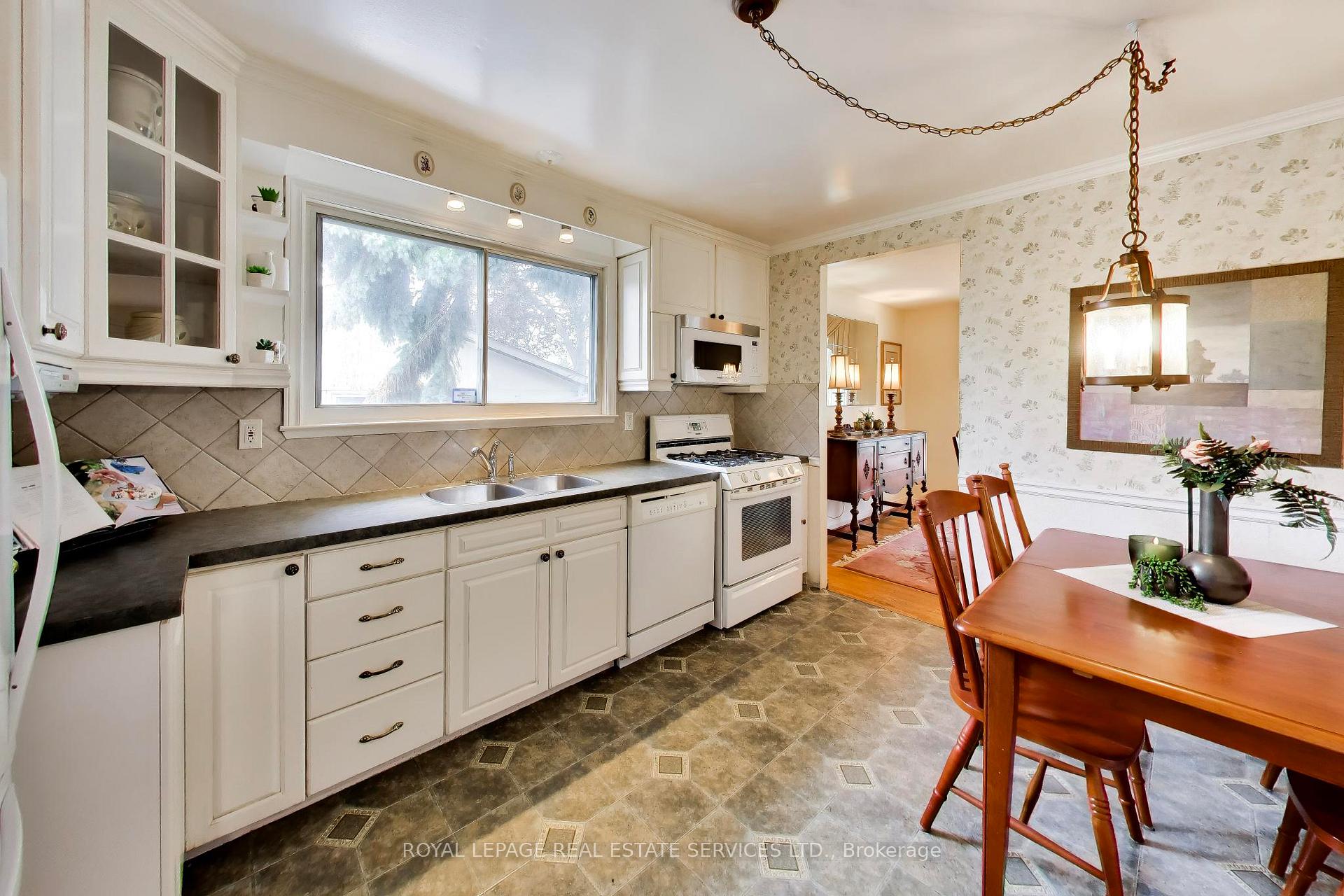 Photo 8 of 24 Elmvale Crescent, Etobicoke, West Humber-Clairville — HOMEH