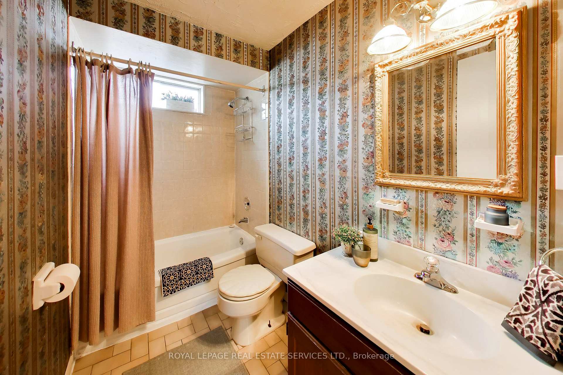 Photo 18 of 24 Elmvale Crescent, Etobicoke, West Humber-Clairville — HOMEH