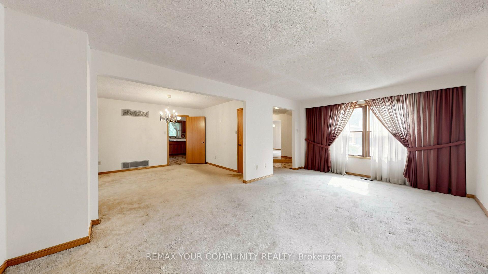 Photo 3 of 2 Trimontium Crescent, Toronto, East York — HOMEH