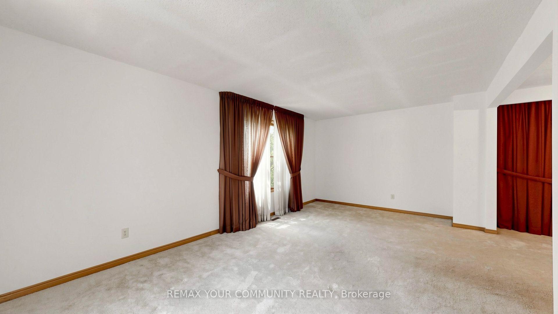 Photo 4 of 2 Trimontium Crescent, Toronto, East York — HOMEH