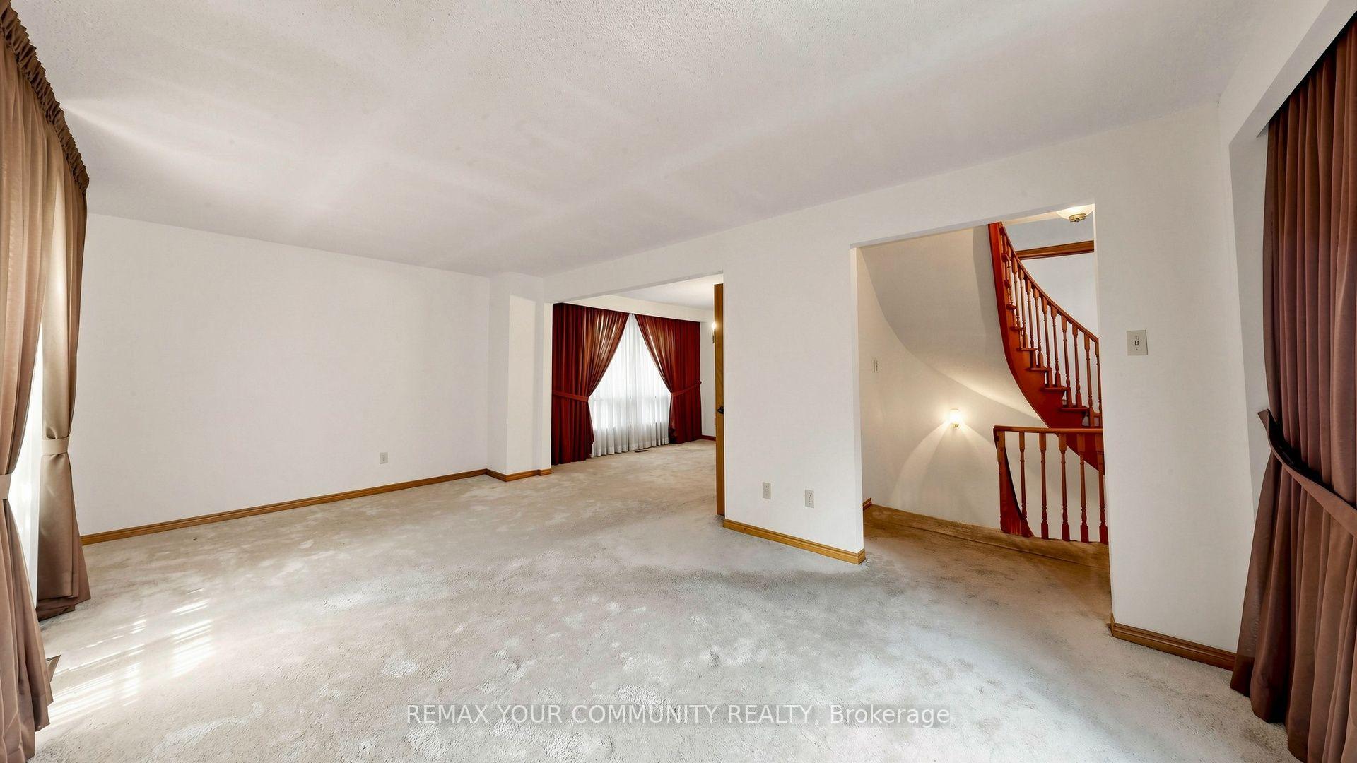 Photo 5 of 2 Trimontium Crescent, Toronto, East York — HOMEH