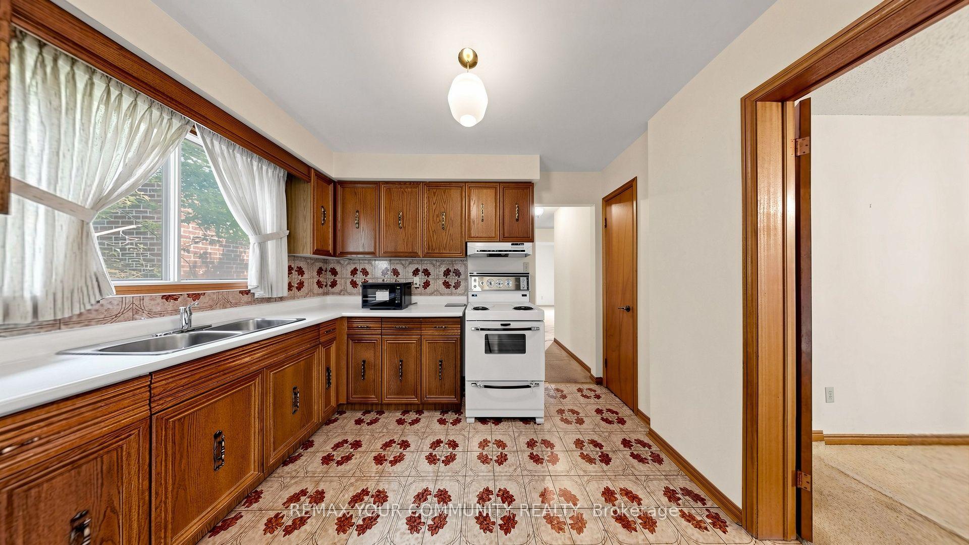 Photo 11 of 2 Trimontium Crescent, Toronto, East York — HOMEH