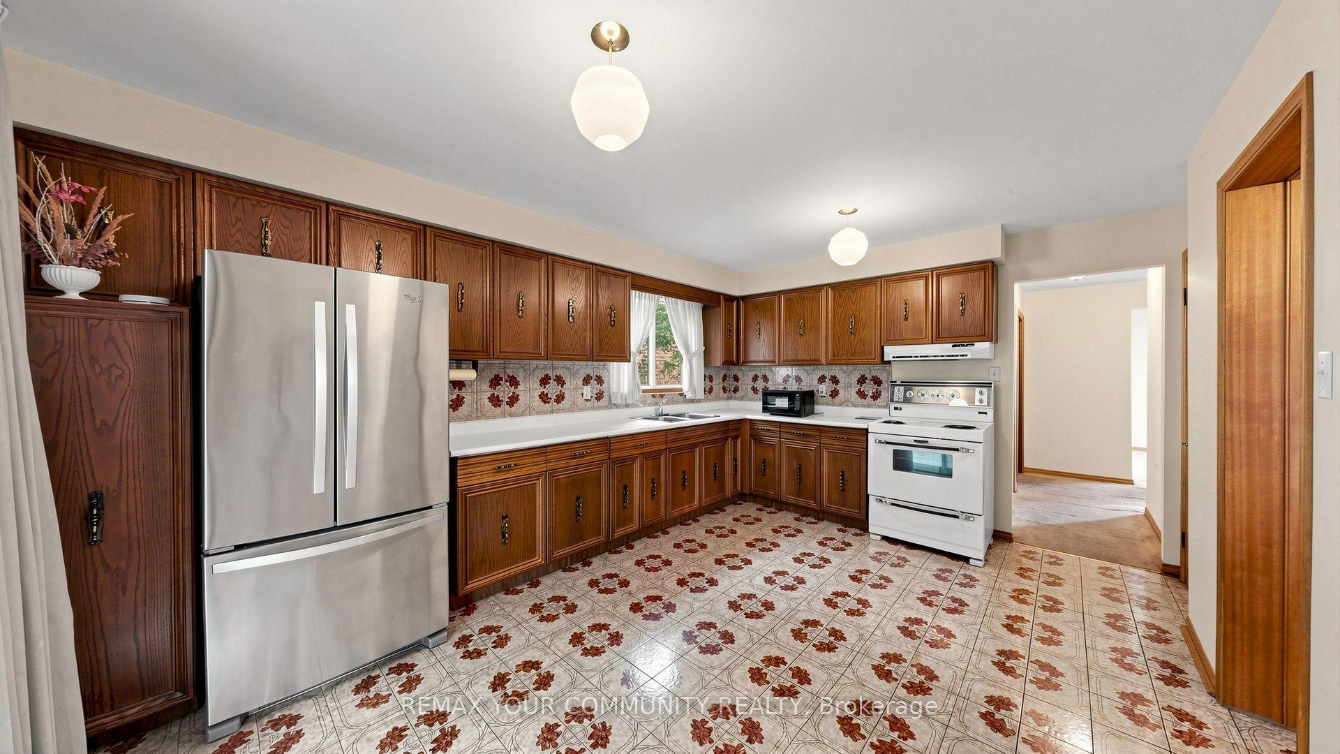 Photo 13 of 2 Trimontium Crescent, Toronto, East York — HOMEH