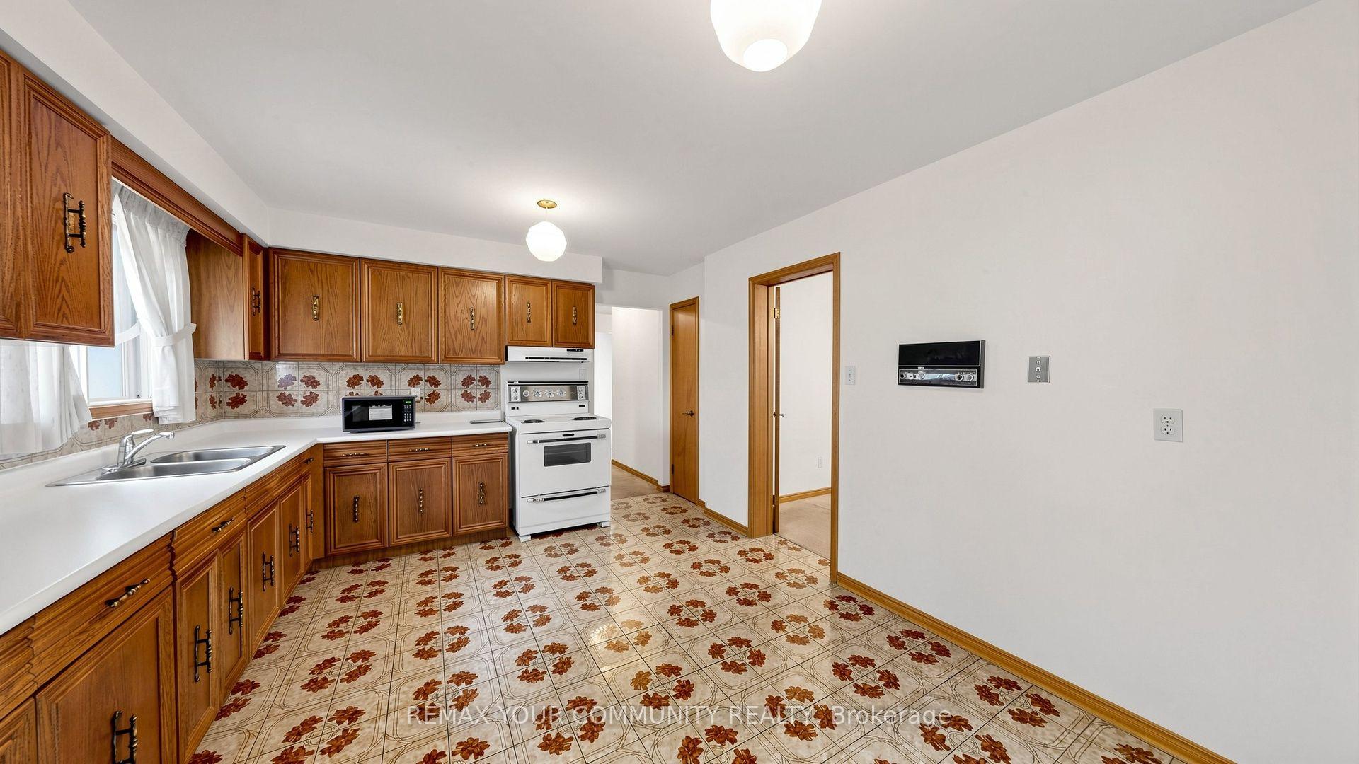 Photo 14 of 2 Trimontium Crescent, Toronto, East York — HOMEH