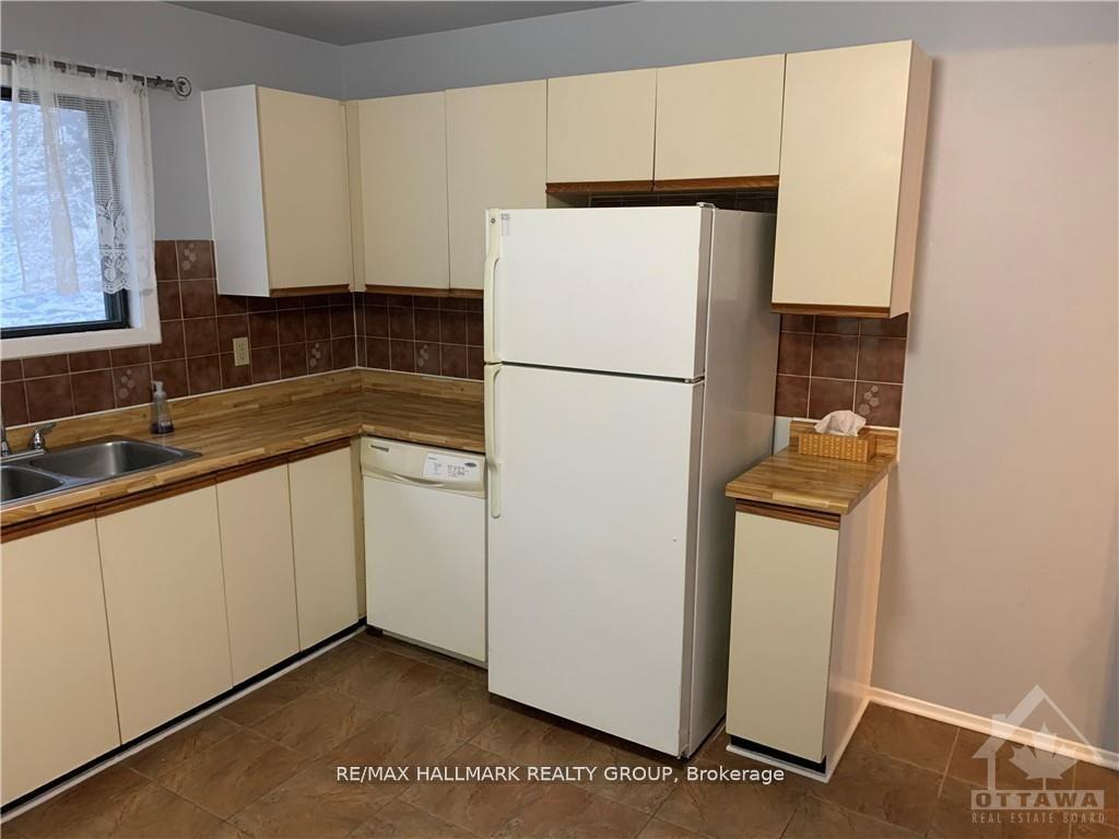 Photo 8 of 23 Black Forest Lane, Ottawa, Arbeatha Park — HOMEH