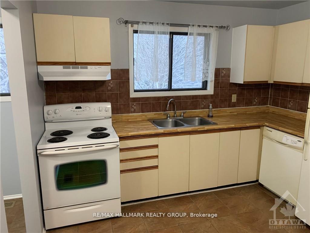 Photo 9 of 23 Black Forest Lane, Ottawa, Arbeatha Park — HOMEH