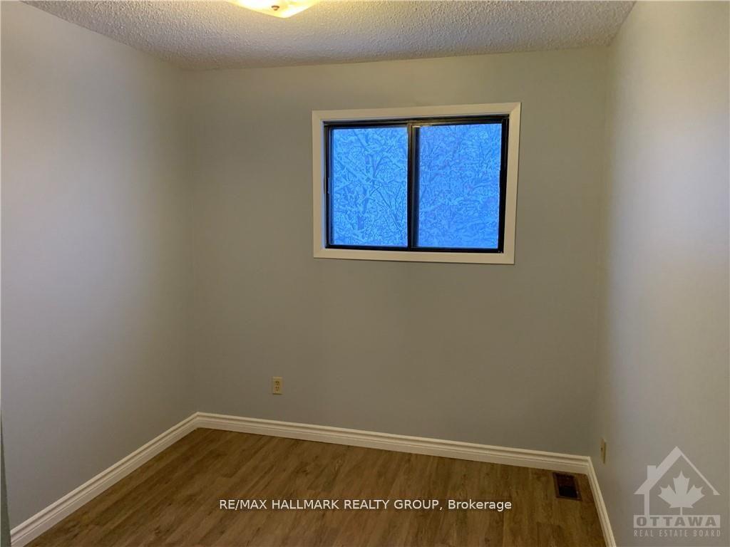 Photo 11 of 23 Black Forest Lane, Ottawa, Arbeatha Park — HOMEH