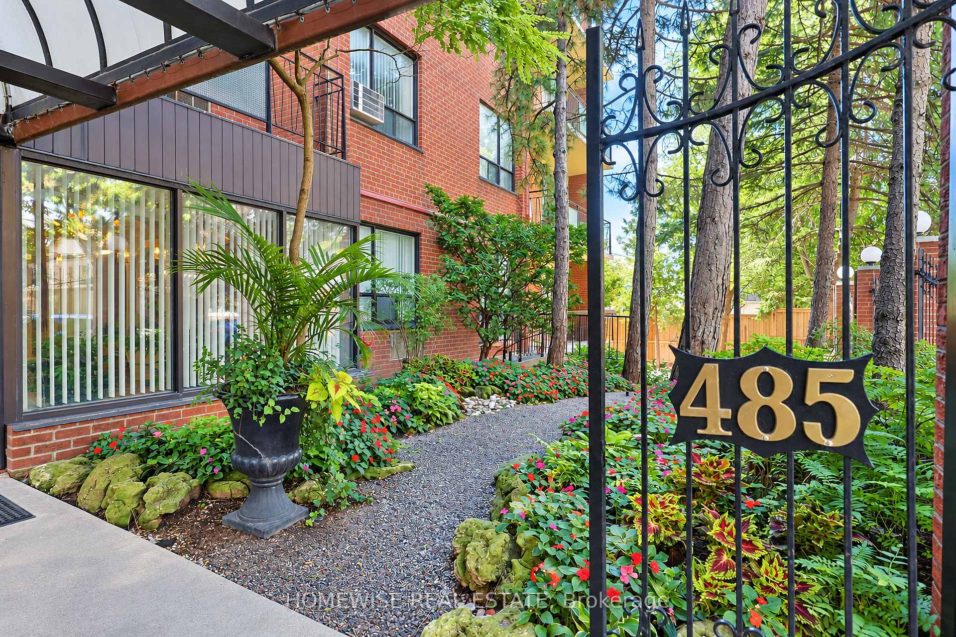 Photo 3 of Unit 105, 485 Kingston Road, Toronto, The Beaches — HOMEH