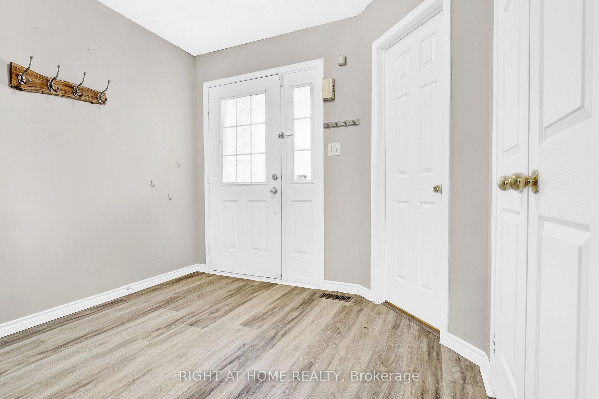 Photo 3 of 1720 Radcliffe Drive, Oshawa, Samac — HOMEH