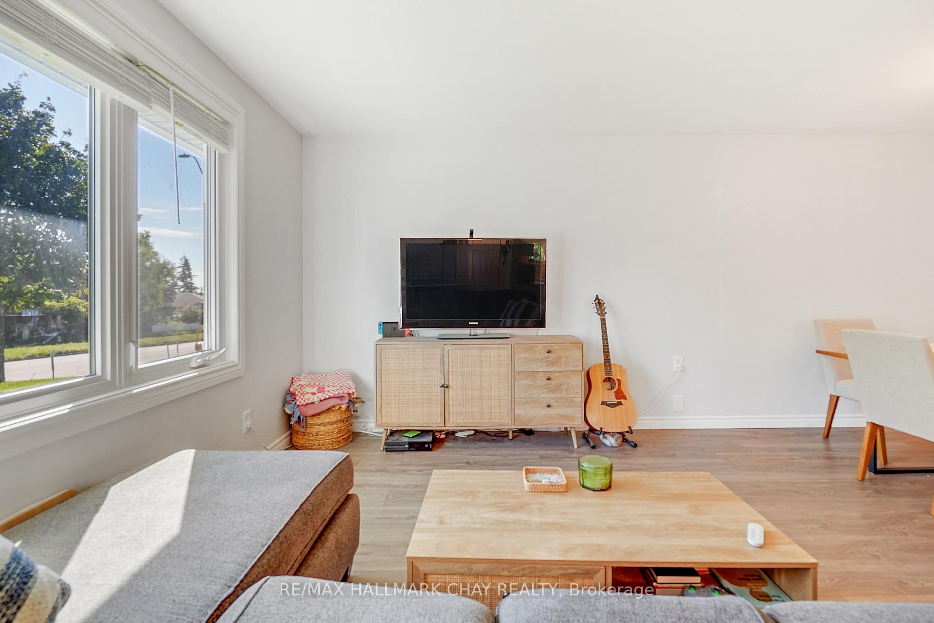 Photo 9 of Unit UPPER, 11 Daphne Crescent, Barrie, Cundles East — HOMEH