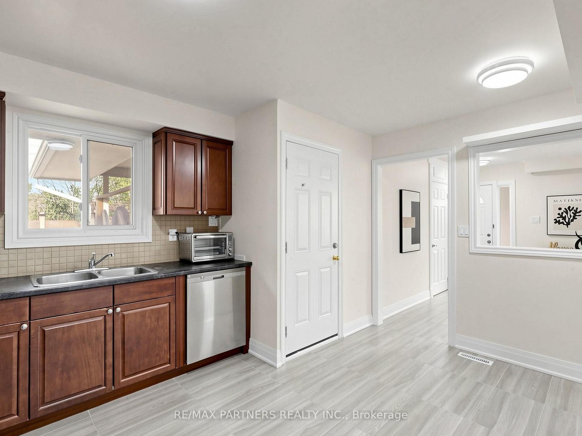 Photo 14 of 35 Culham Street, Oakville, College Park — HOMEH
