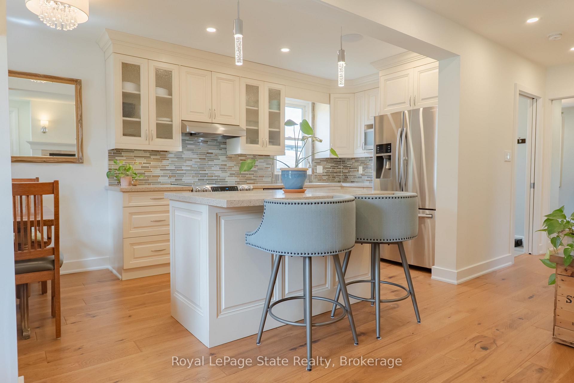 Photo 3 of 8 Cameron Avenue, Hamilton, Dundas — HOMEH