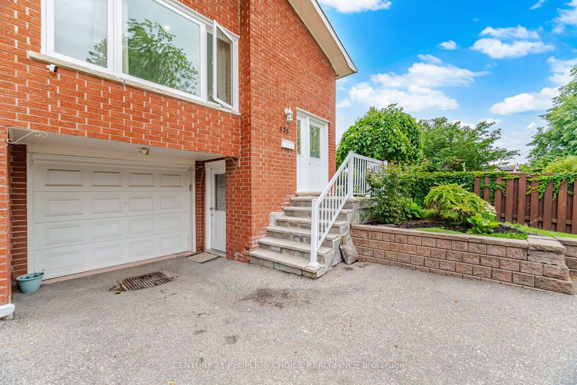 Photo 2 of 578 Cavell Drive, Mississauga, Cooksville — HOMEH