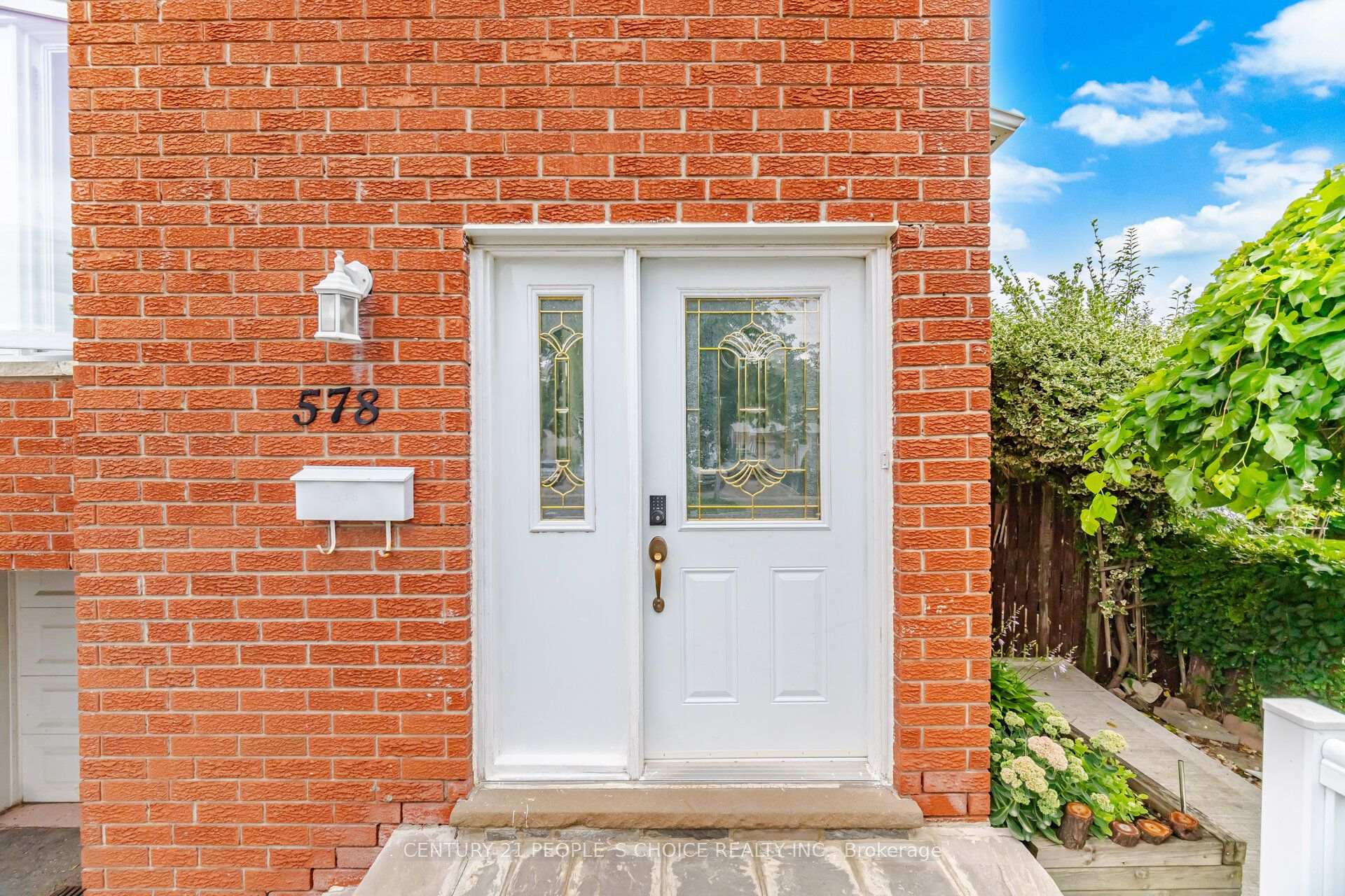 Photo 3 of 578 Cavell Drive, Mississauga, Cooksville — HOMEH