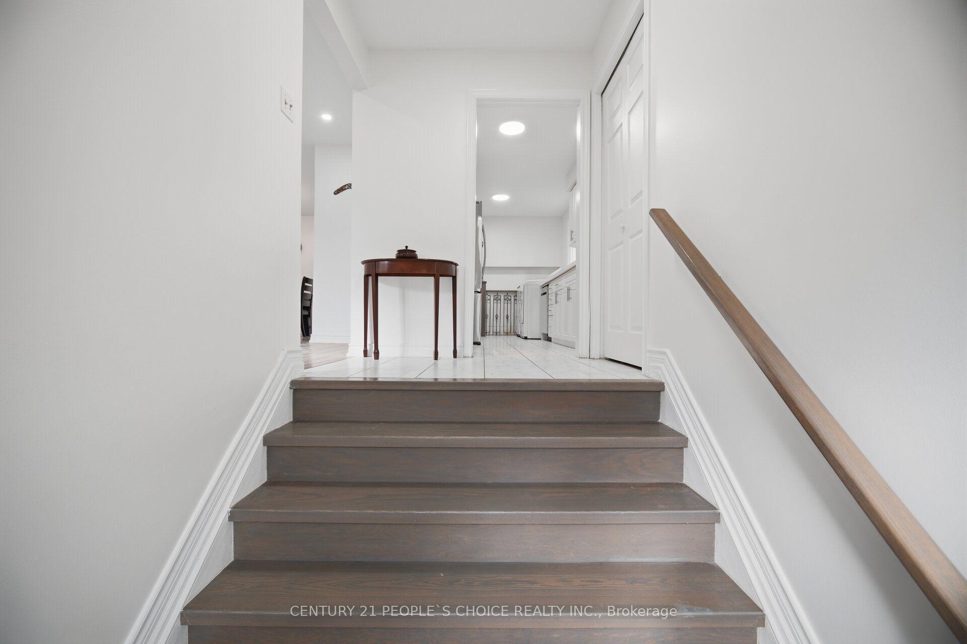 Photo 5 of 578 Cavell Drive, Mississauga, Cooksville — HOMEH