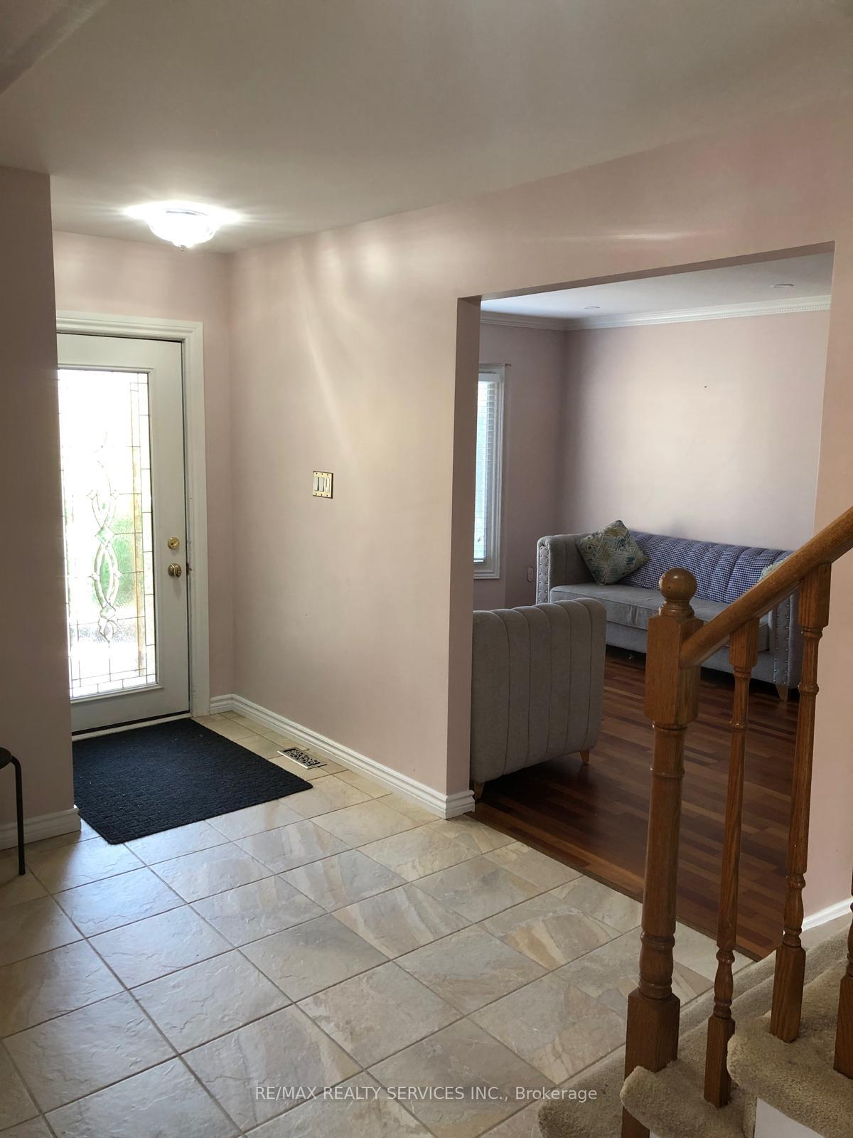 Photo 2 of 5 Nimrod Crescent, Brampton, Westgate — HOMEH