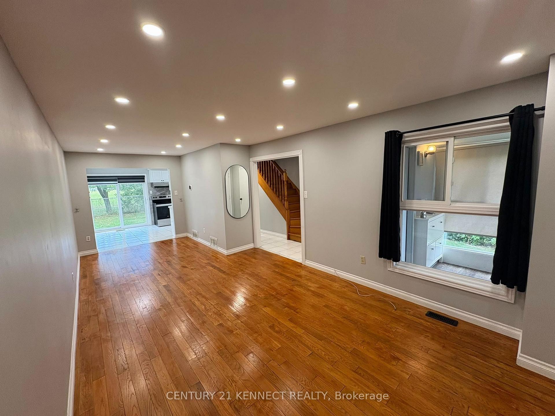 Photo 2 of 68 Larksmere Court, Markham, Milliken Mills West — HOMEH