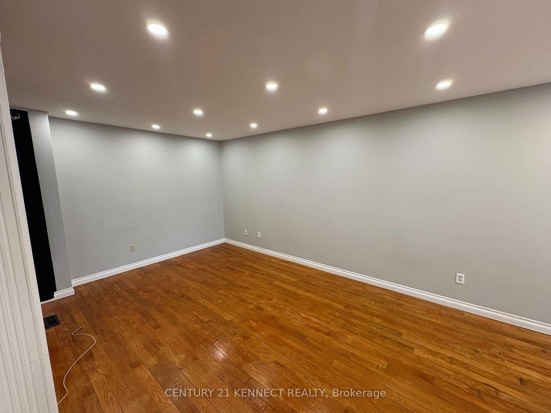 Photo 3 of 68 Larksmere Court, Markham, Milliken Mills West — HOMEH
