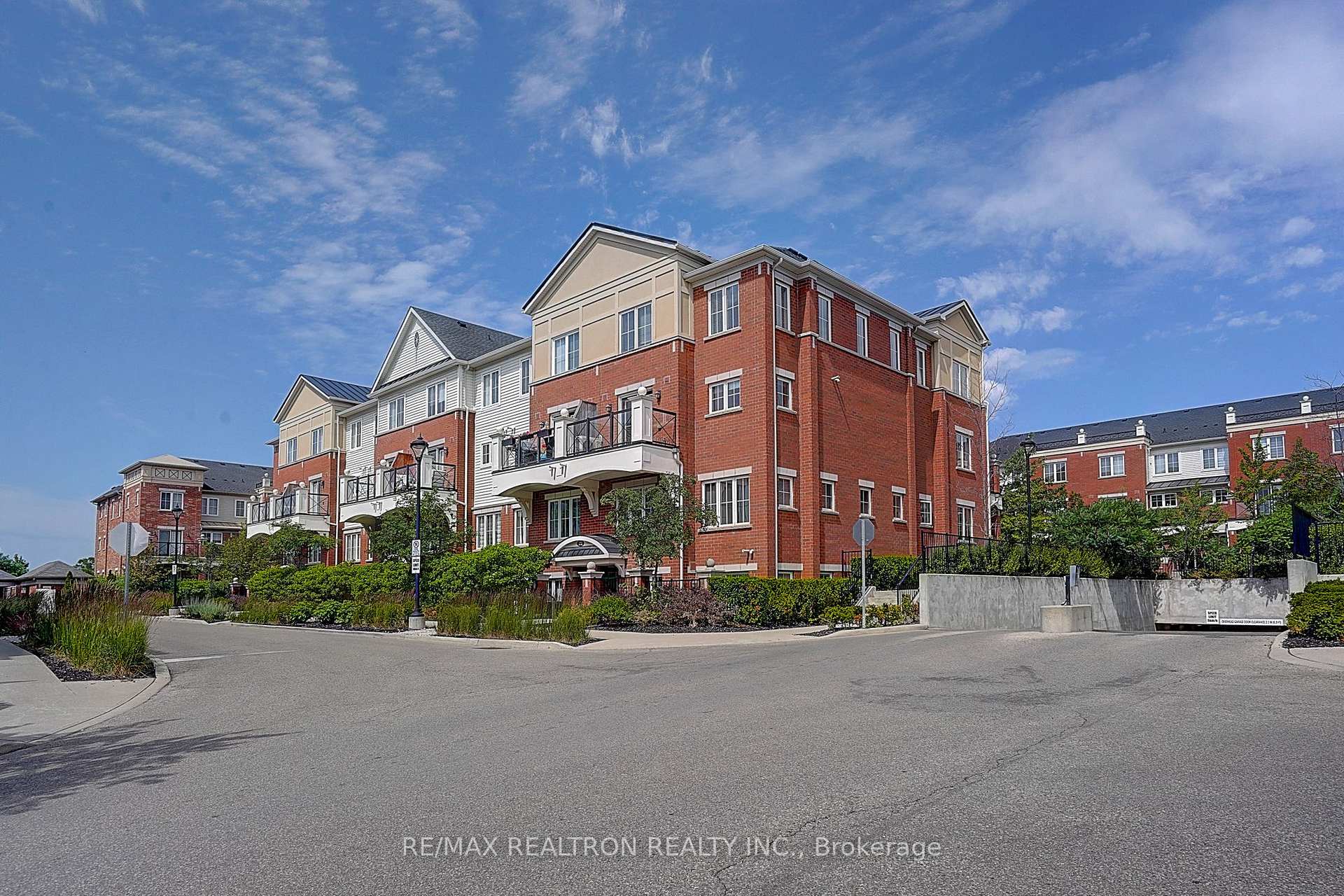 Photo 2 of Unit 16, 2492 Post Road, Oakville, River Oaks — HOMEH