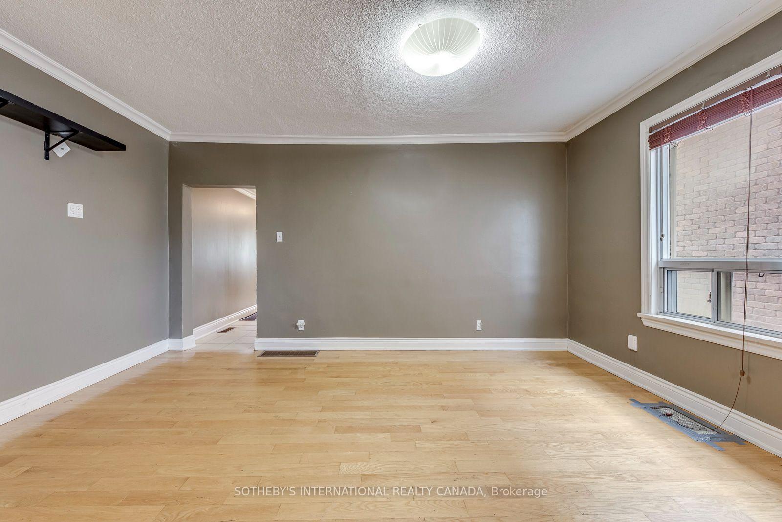 Photo 16 of 66 Twenty Ninth Street, Etobicoke, Long Branch — HOMEH