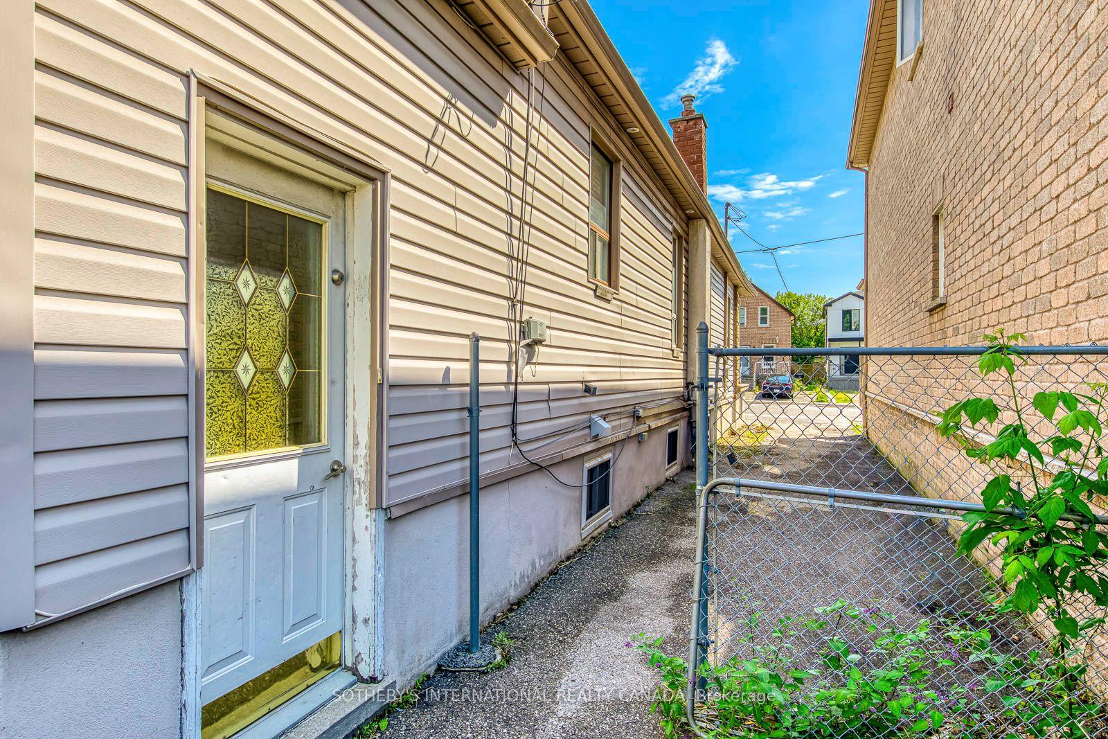 Photo 33 of 66 Twenty Ninth Street, Etobicoke, Long Branch — HOMEH