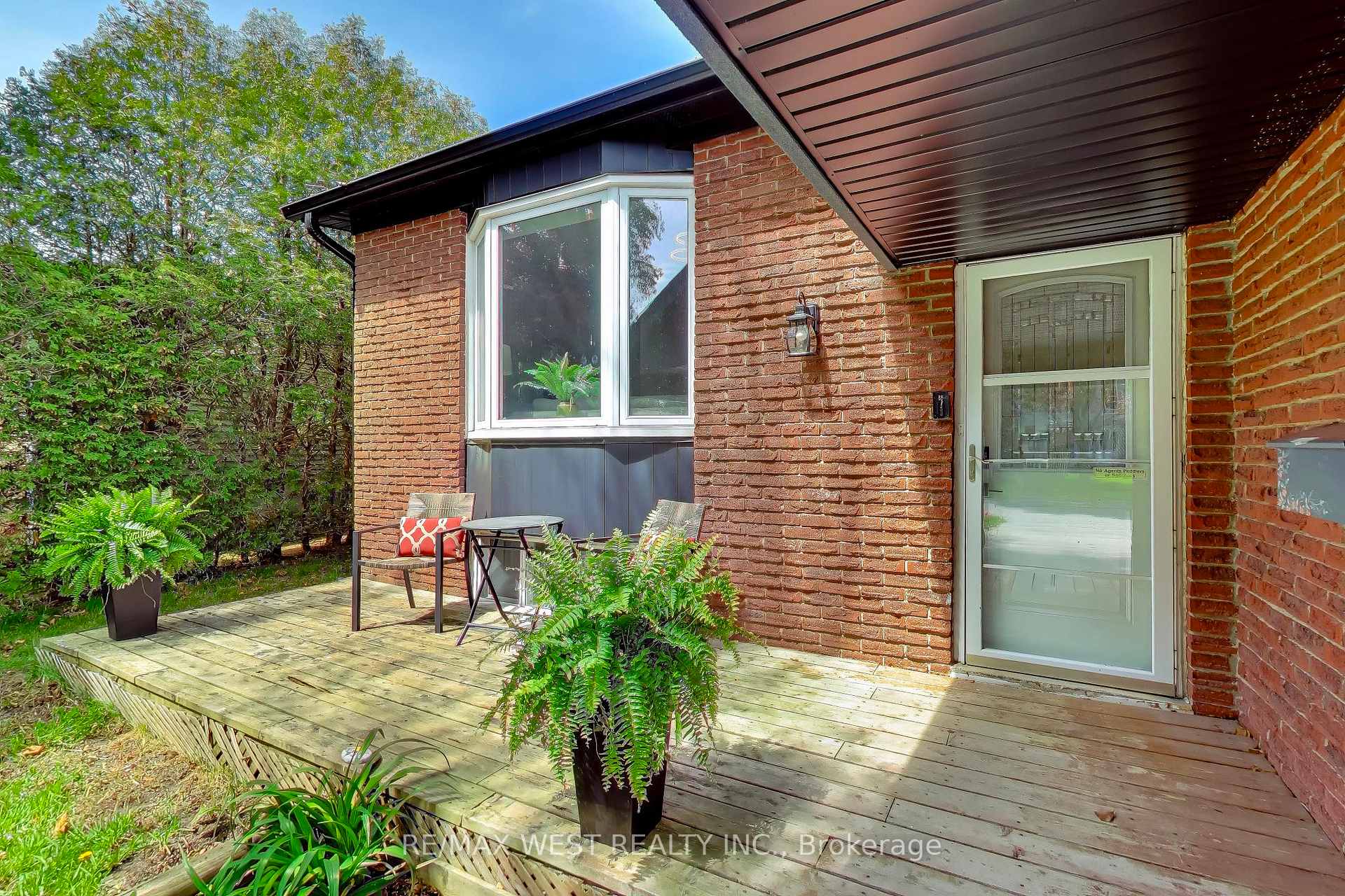 Photo 2 of 128 Roser Crescent, Clarington, Bowmanville — HOMEH