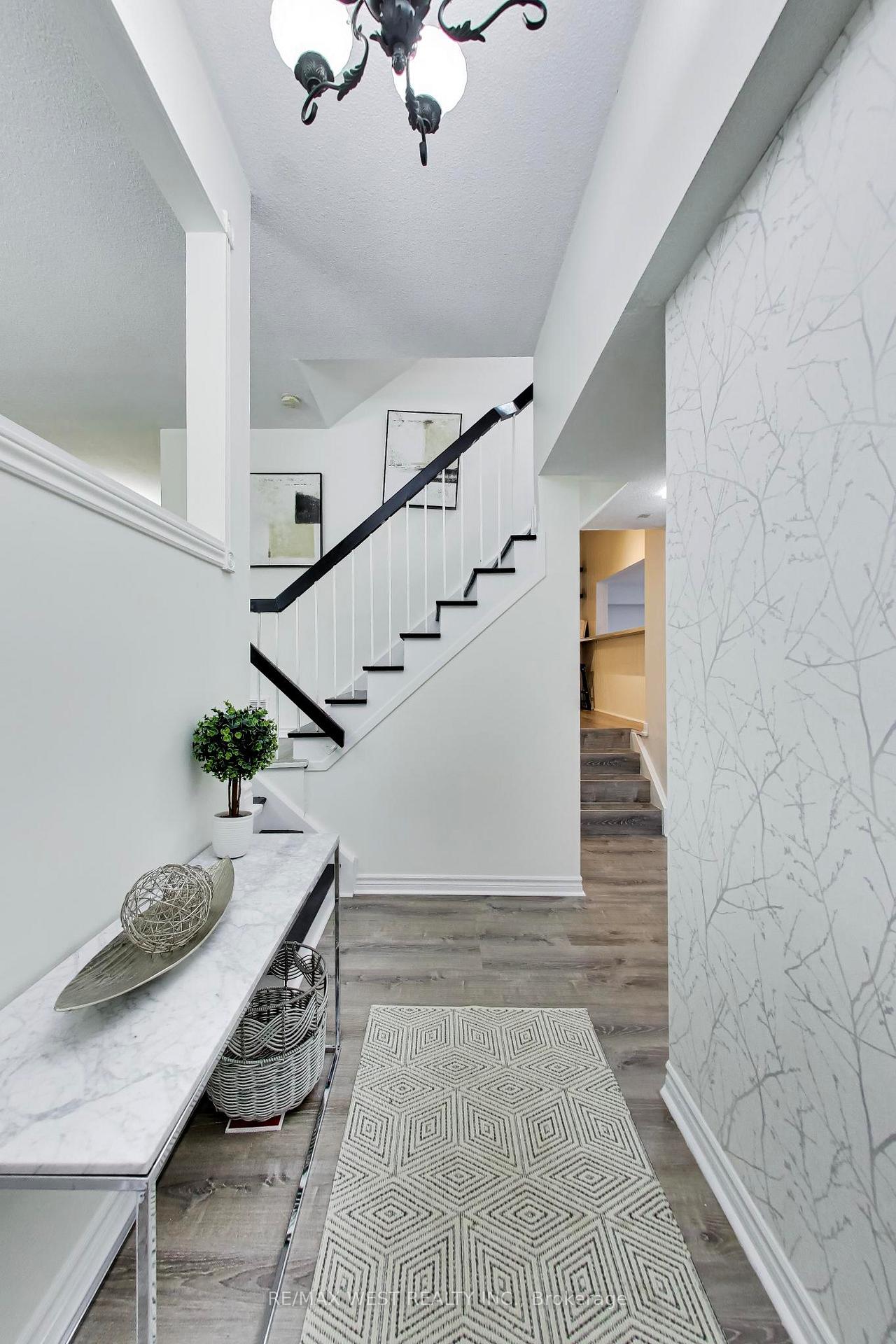 Photo 4 of 128 Roser Crescent, Clarington, Bowmanville — HOMEH