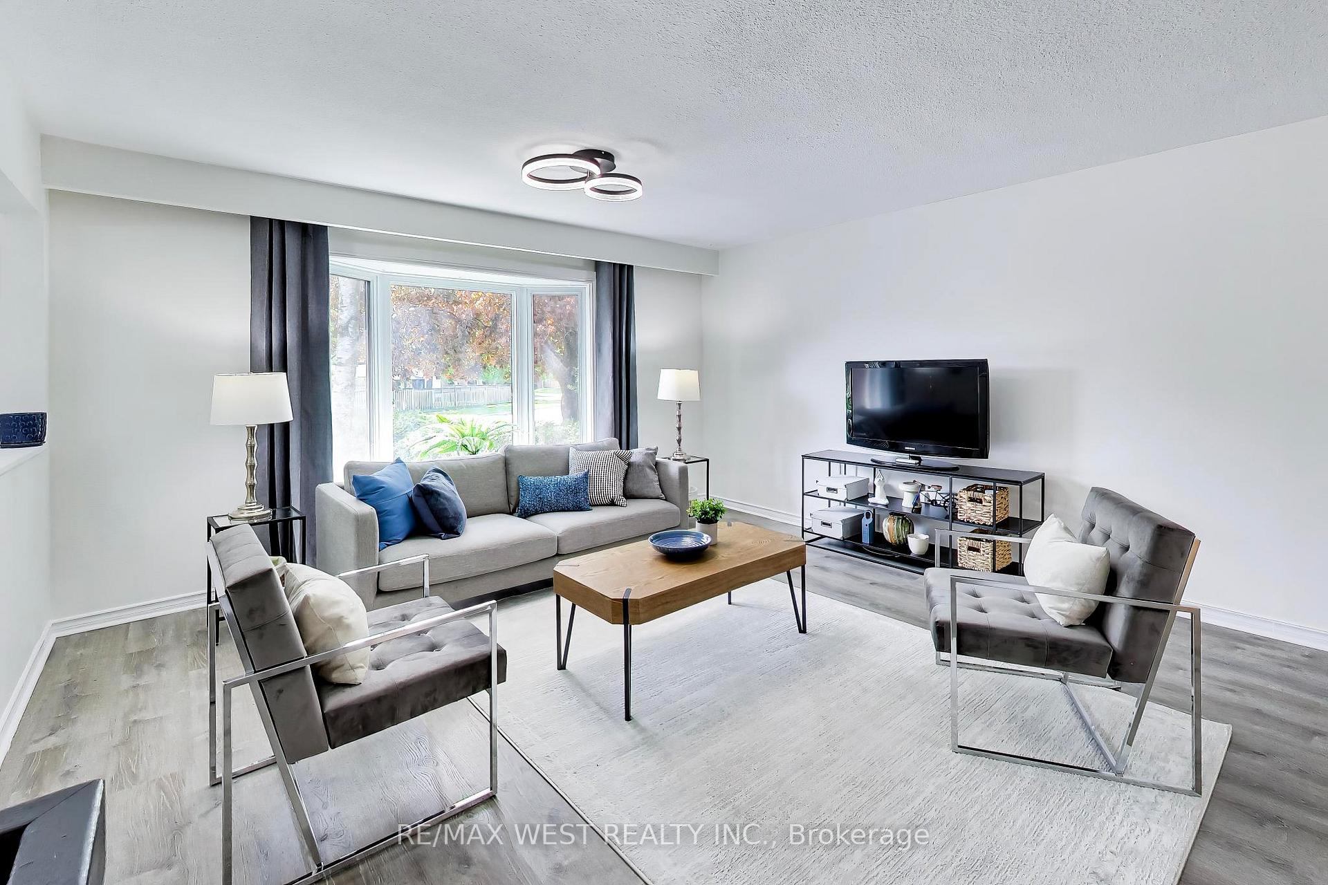 Photo 5 of 128 Roser Crescent, Clarington, Bowmanville — HOMEH