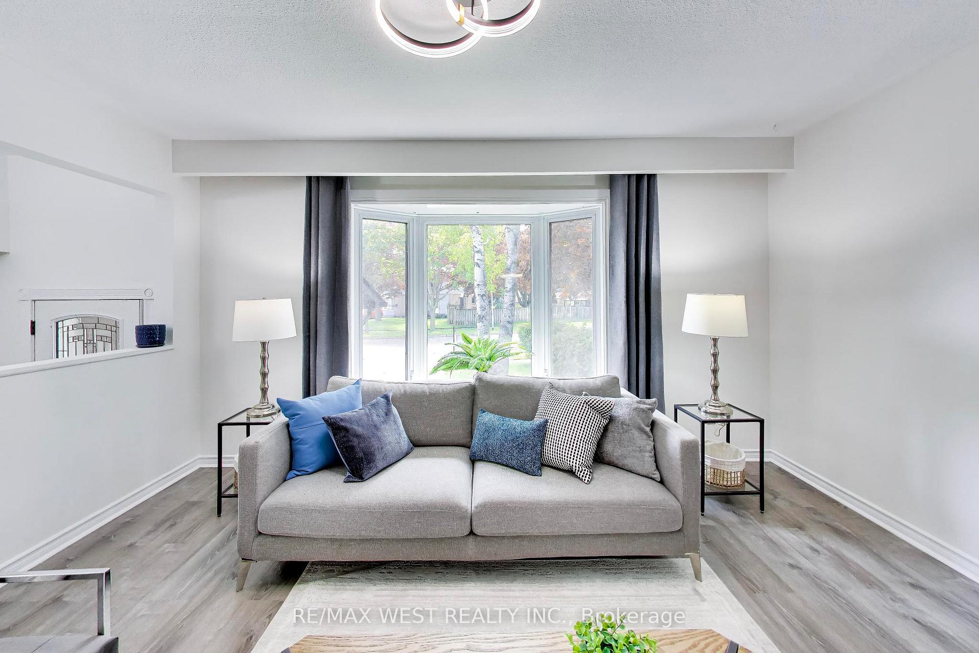 Photo 6 of 128 Roser Crescent, Clarington, Bowmanville — HOMEH