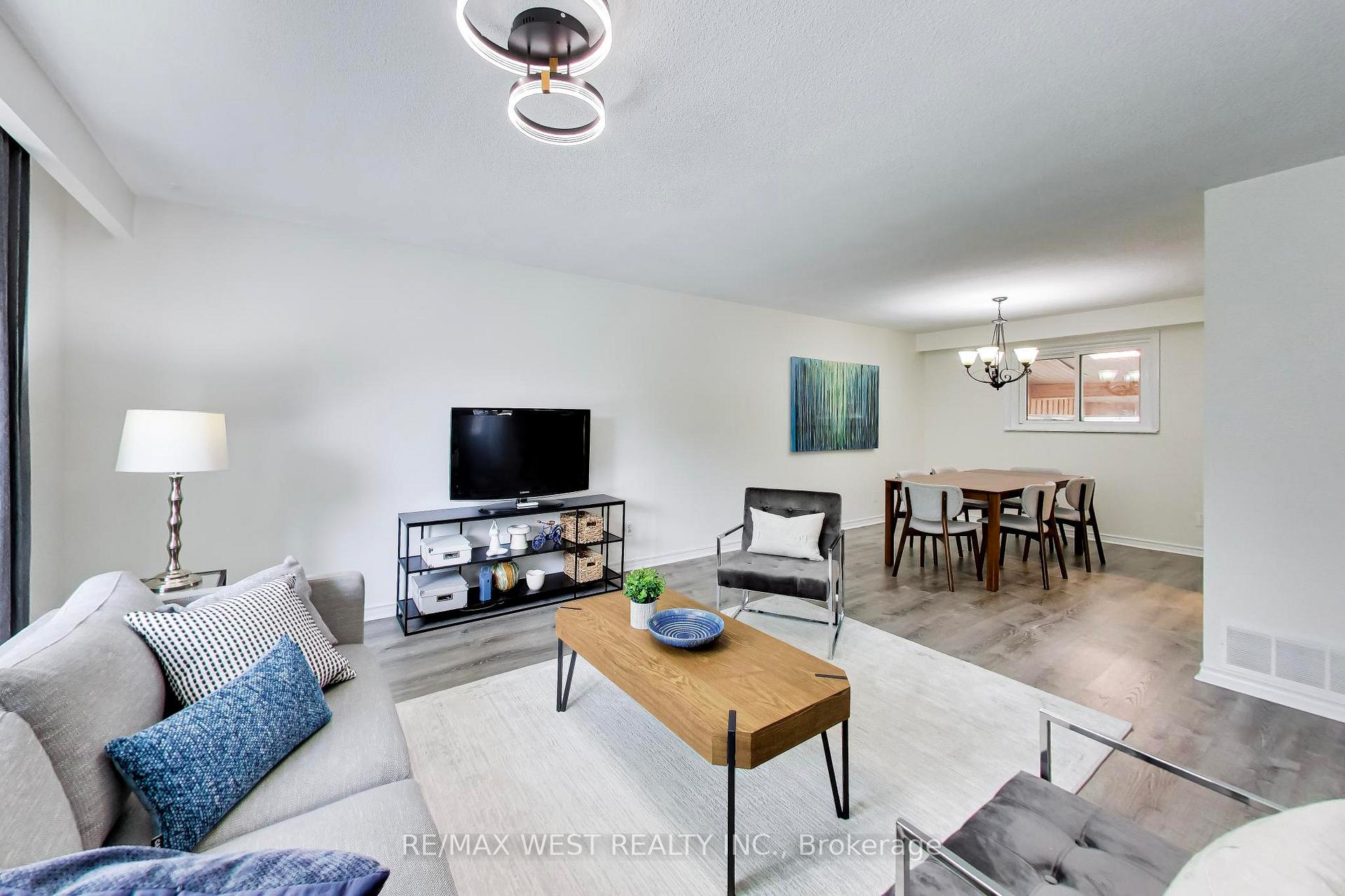 Photo 8 of 128 Roser Crescent, Clarington, Bowmanville — HOMEH