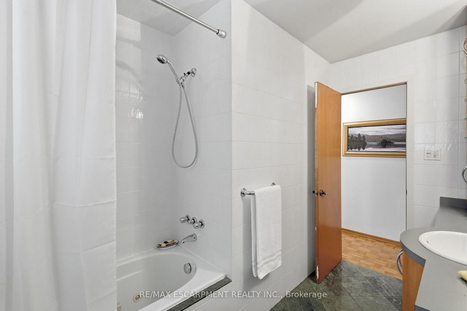 Photo 21 of 36 Algonquin Court, Hamilton, Lisgar — HOMEH