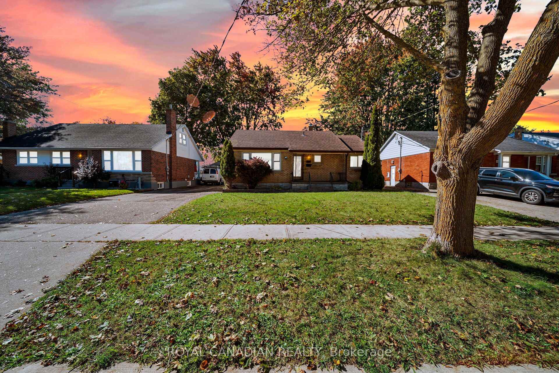 Photo 2 of 457 Dumfries Avenue, Kitchener, Auditorium — HOMEH