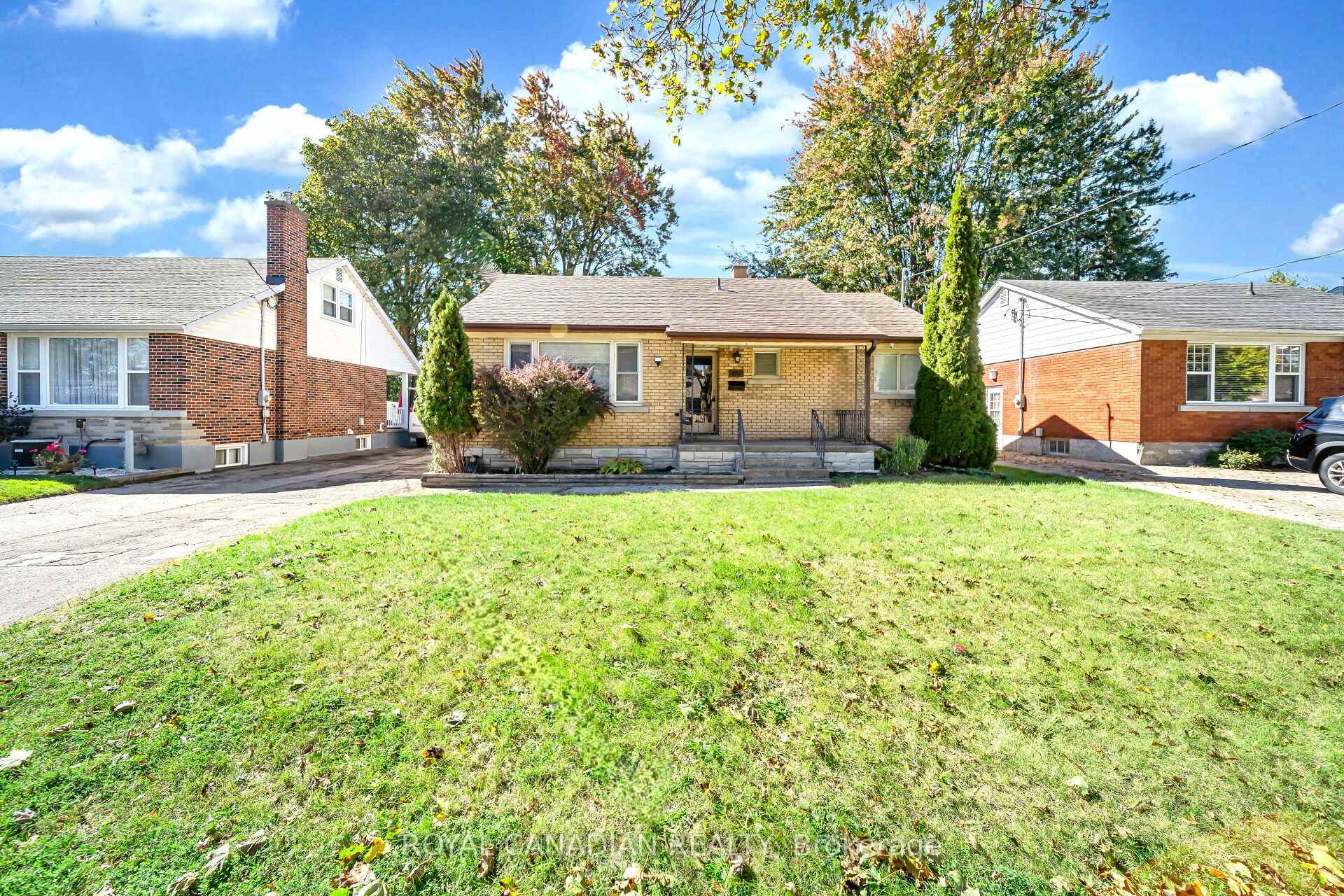 Photo 3 of 457 Dumfries Avenue, Kitchener, Auditorium — HOMEH