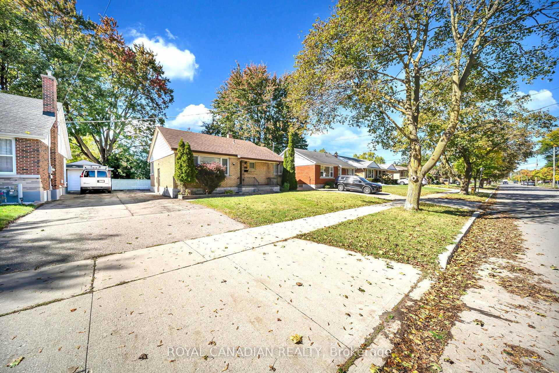 Photo 4 of 457 Dumfries Avenue, Kitchener, Auditorium — HOMEH