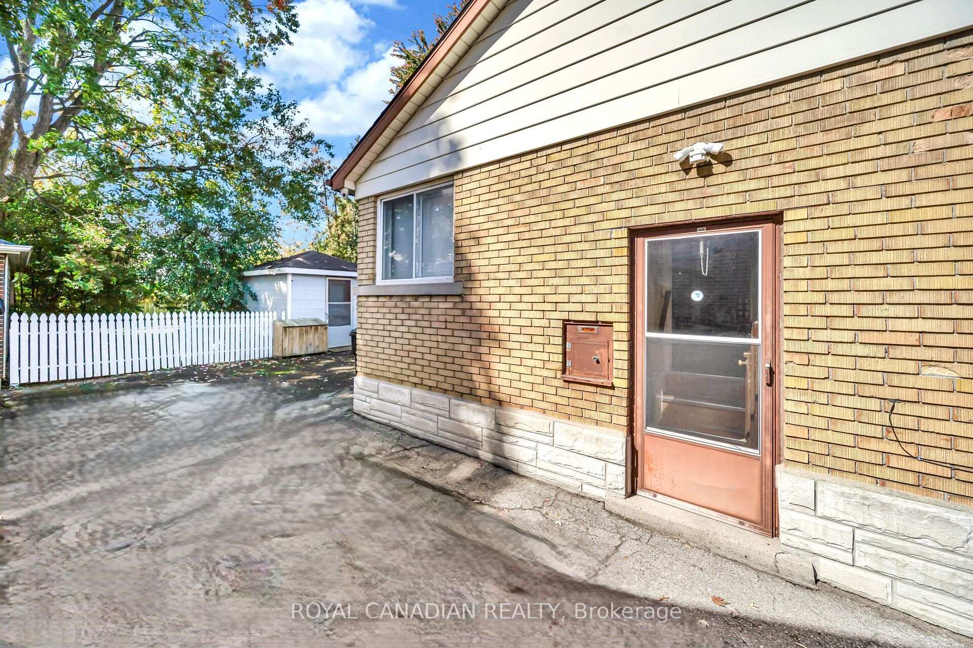 Photo 43 of 457 Dumfries Avenue, Kitchener, Auditorium — HOMEH
