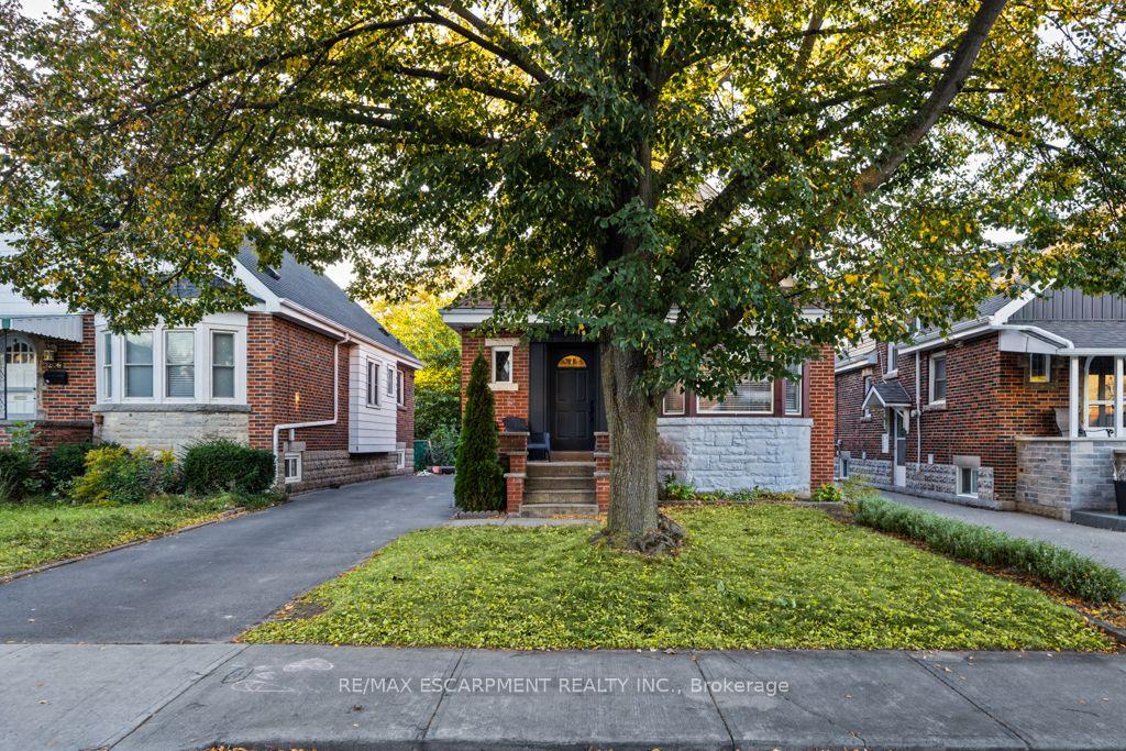 Photo 2 of 202 Huxley Avenue S, Hamilton, Delta — HOMEH