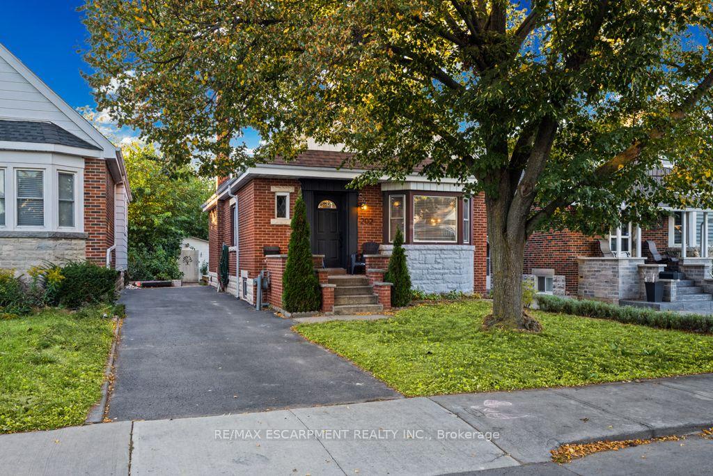 Photo 3 of 202 Huxley Avenue S, Hamilton, Delta — HOMEH