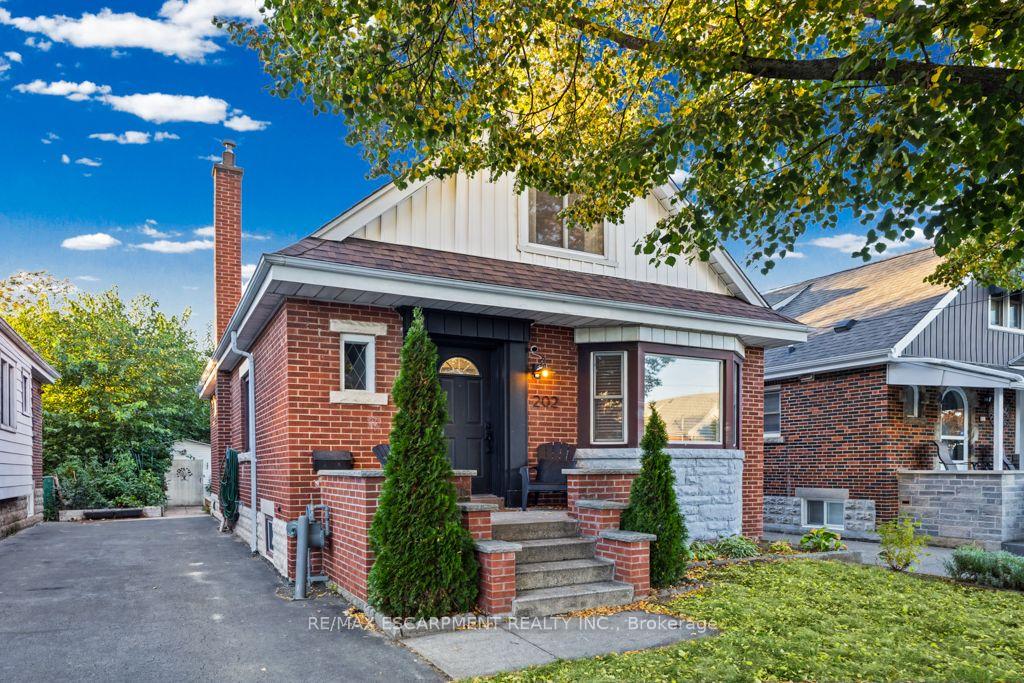Photo 4 of 202 Huxley Avenue S, Hamilton, Delta — HOMEH