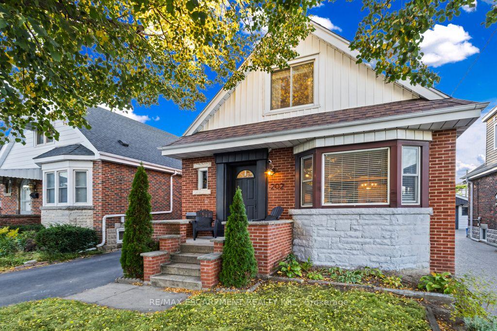 Photo 5 of 202 Huxley Avenue S, Hamilton, Delta — HOMEH