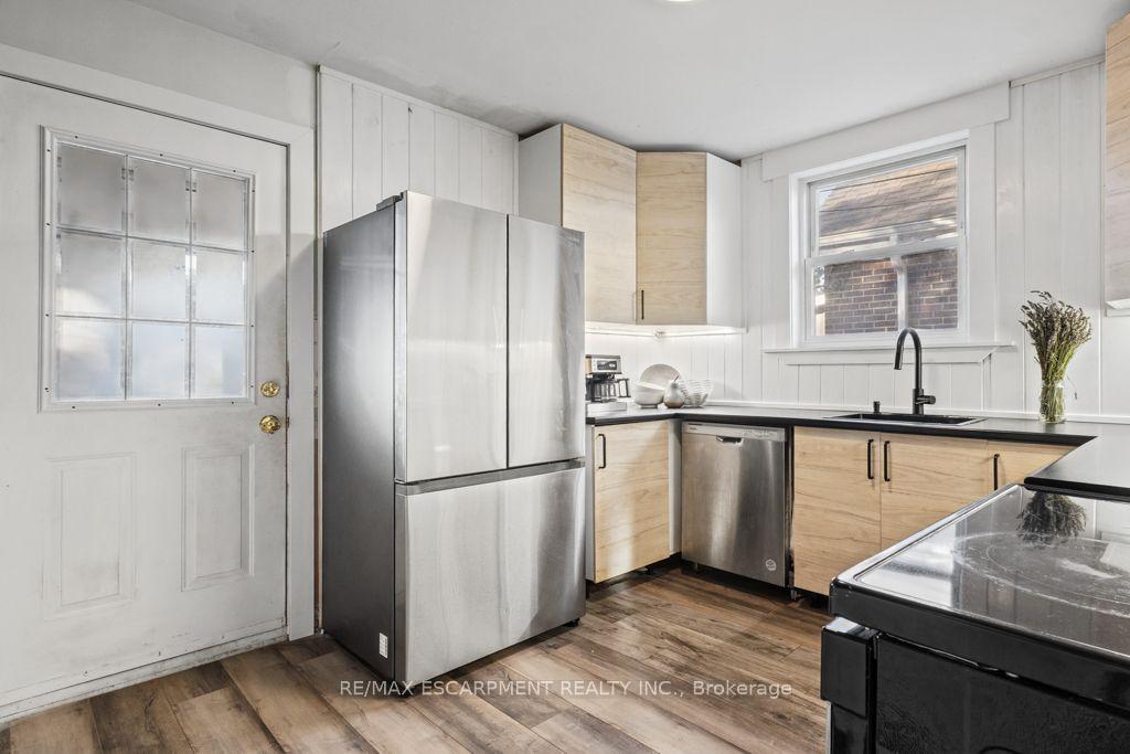 Photo 15 of 202 Huxley Avenue S, Hamilton, Delta — HOMEH