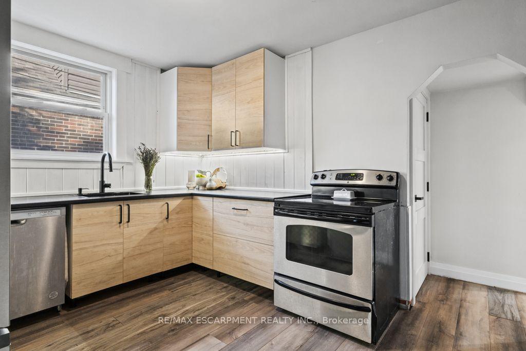 Photo 16 of 202 Huxley Avenue S, Hamilton, Delta — HOMEH