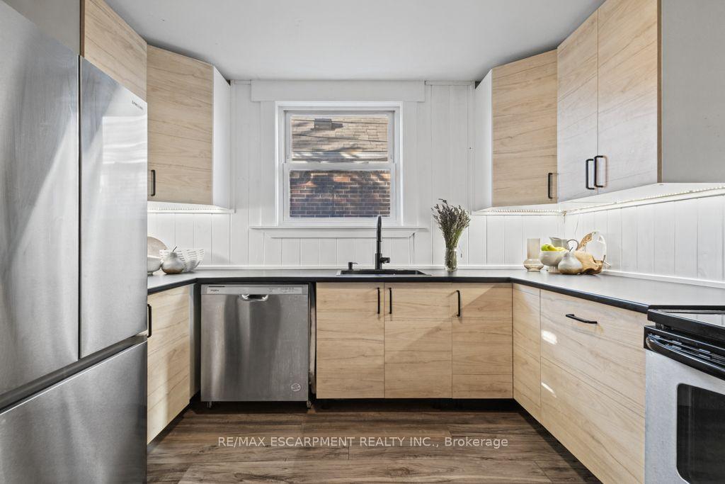 Photo 17 of 202 Huxley Avenue S, Hamilton, Delta — HOMEH