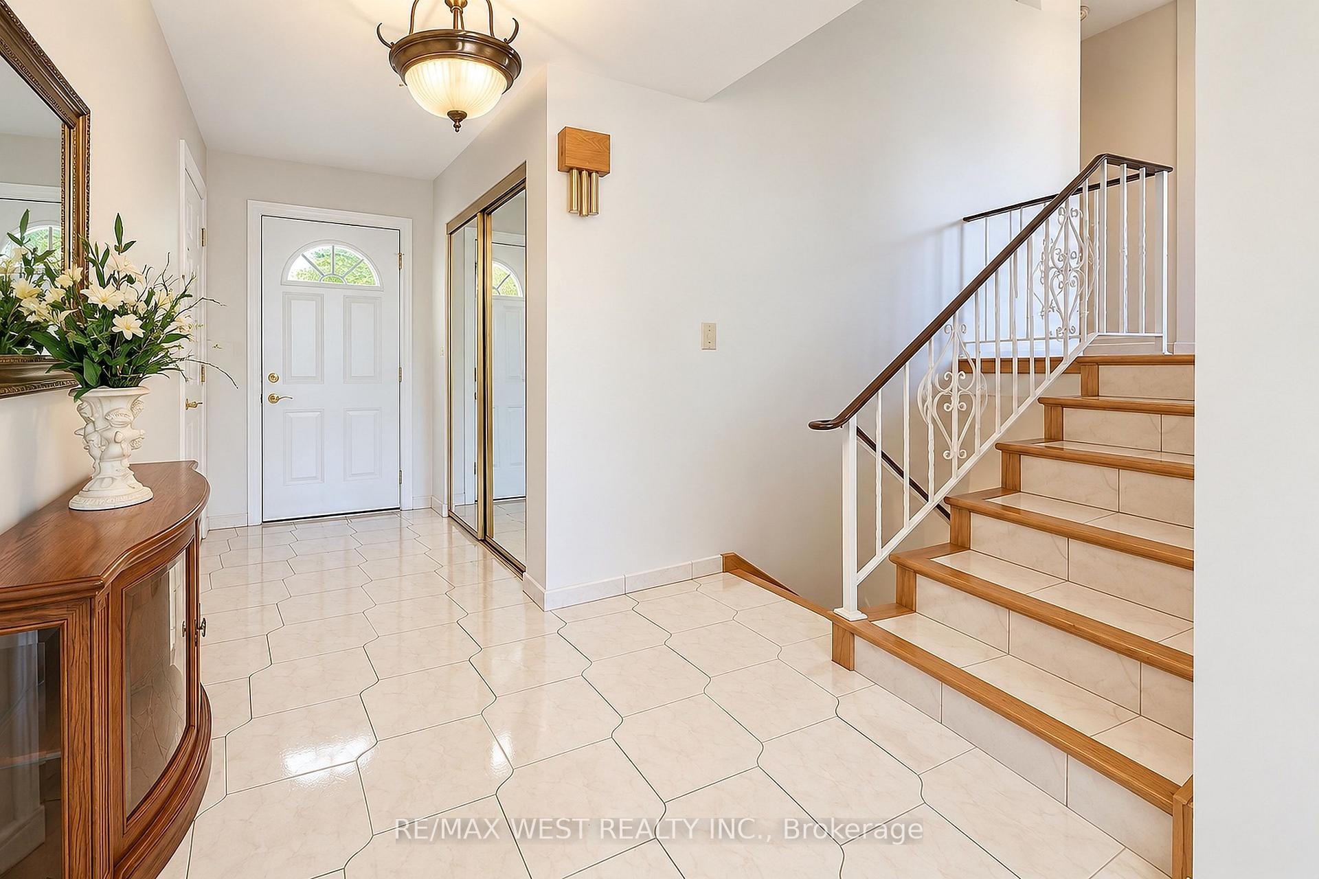Photo 2 of 34 Glen Castle Drive, Hamilton, Stoney Creek — HOMEH