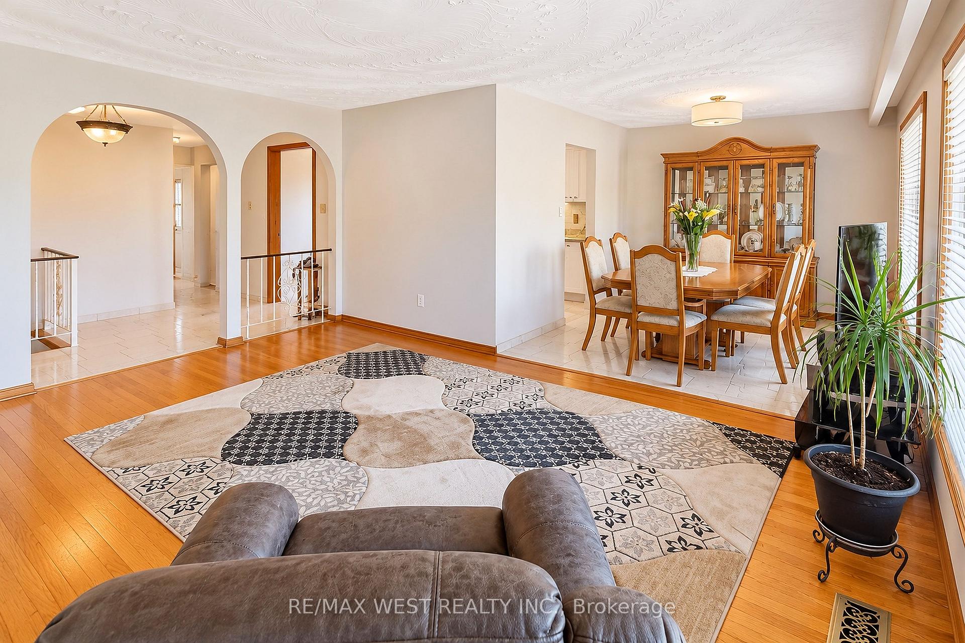 Photo 3 of 34 Glen Castle Drive, Hamilton, Stoney Creek — HOMEH